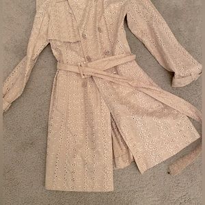 Trench coat  beige islet Great for Spring and Fall